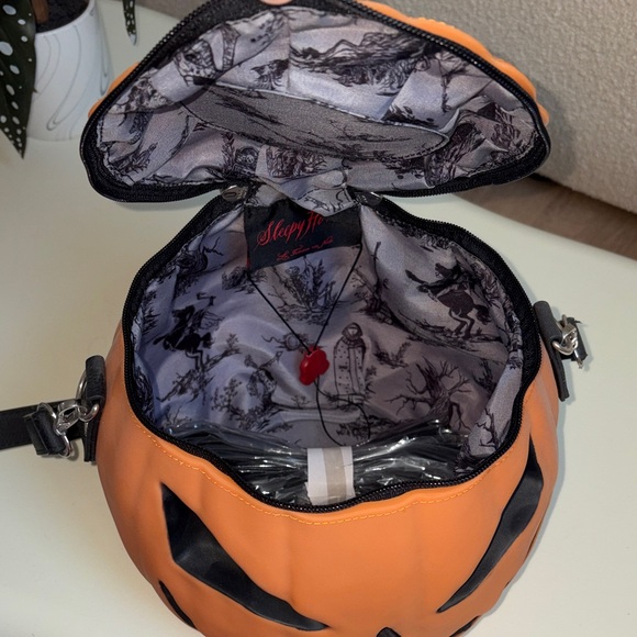 Large La Femme En Noir Sleepy Hollow Figural Pumpkin / Jack o Lantern Bag - Picture 2 of 12